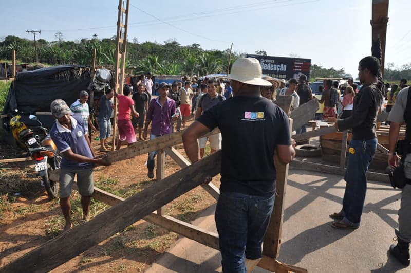 Estrada AC-10 é bloqueada por famílias sem-terra 5