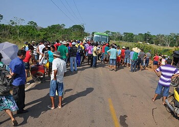 Quase 100 famílias de ‘sem-terras’ bloqueiam a Estrada de Porto Acre