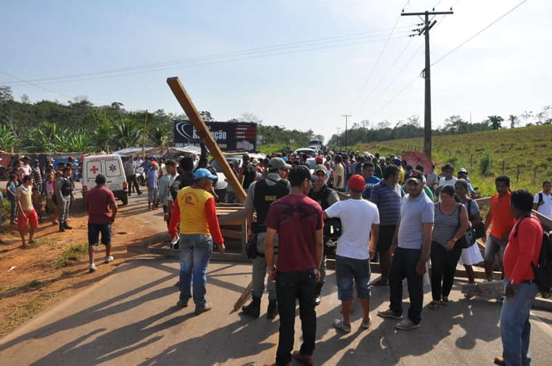 Estrada AC-10 é bloqueada por famílias sem-terra 6