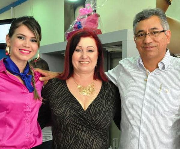 TEEN 3 MURAL VIP - Os empresários Adailton e Leda Pommer prestigiaram o lançamento da nova coleção Primavera Verão da Rommanel. Na foto, os franquiados com a gerente da loja do Centro, Luziane Santiago.