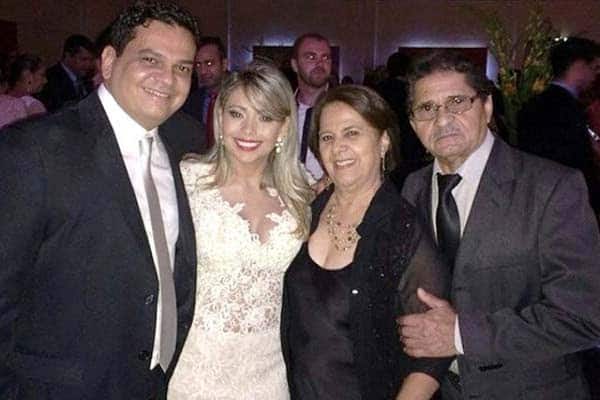 OLHEIRAS 4 BAILE DO RUBI - Parabéns ao presidente da OAB/AC Marcos Vinícius pelo sucesso do Baile do Rubi, que todo ano reúne a classe em torno das comemorações do Dia do Advogado. Na foto, o anfitrião com a bela esposa Weruska e os pais Edinir e Ezimar Jardim.