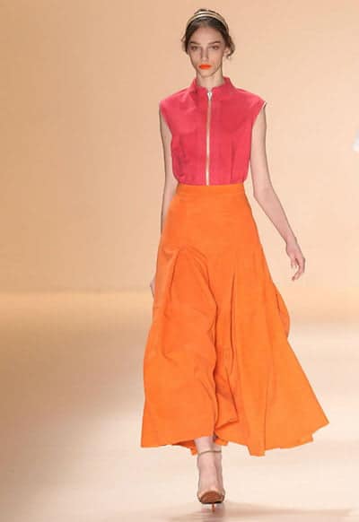 LARANJA Anote: essa é a super tendência! Os tons de laranja marcaram forte presença nos desfiles de Primavera-Verão 2015 da Patrica Motta, Animale e da Giuliana Romano. Dentro da simbologia das cores o laranja representa a criatividade e as boas vibrações. 