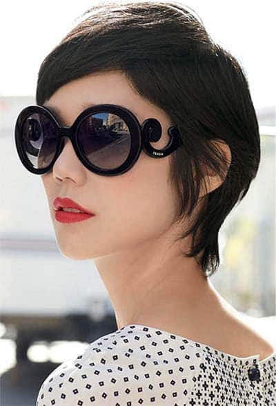 OCLÃO - Os óculos maiores remetem aos anos 70, mas cuidado para não parecer que você está fantasiada de hippie. Para descaracterizar use as molduras grossas e candy, que garantem um ar ladylike. 