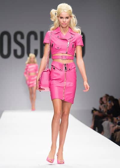 PINK O pink mostrou-se tão presente nos desfiles que será impossível escolher apenas um dia da semana para investir na cor que esbanja feminilidade. Inclusive na Semana de Moda de Milão, a marca Moschino se destacou com a inspiração para a coleção de Verão 2015: a Barbie. 