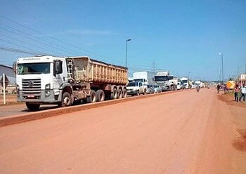 BR-364 é bloqueada por moradores do Belo Jardim e Santo Afonso