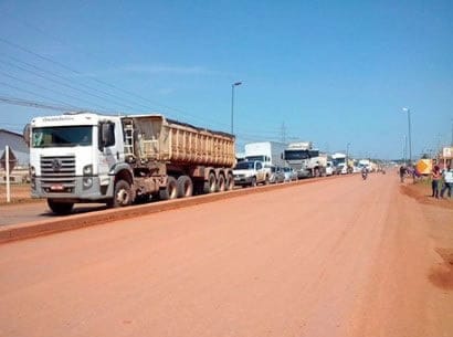 BR-364 é bloqueada por moradores do Belo Jardim e Santo Afonso