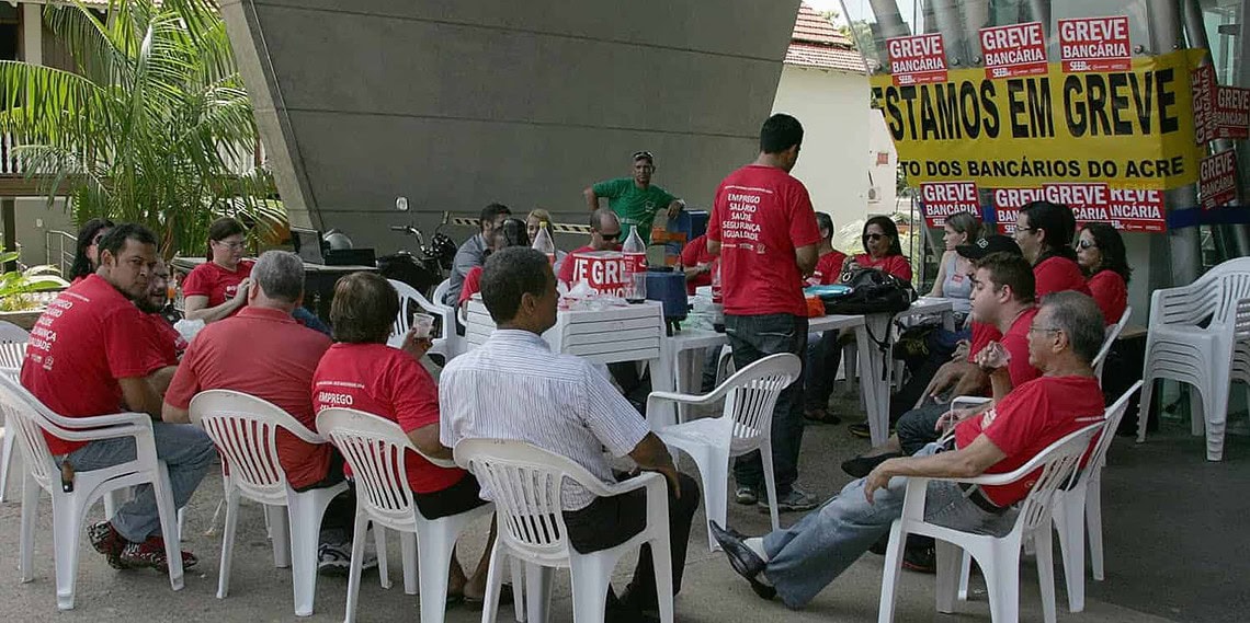 Clientes enfrentam filas grandes no primeiro dia de greve dos bancários