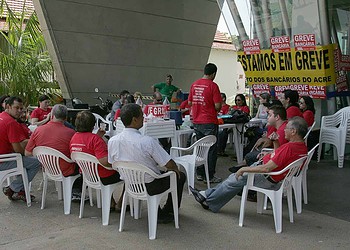 Clientes enfrentam filas grandes no primeiro dia de greve dos bancários