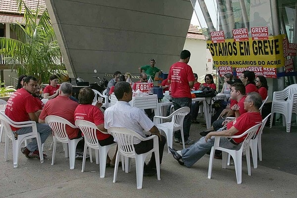 Clientes enfrentam filas grandes no primeiro dia de greve dos bancários