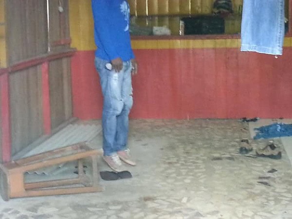 Homem comete suicídio em bar