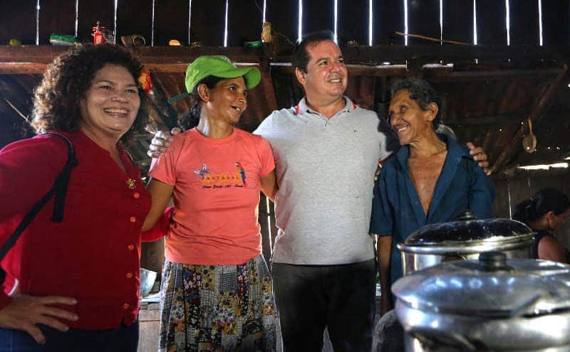 Tião e Perpétua foram recebidos na casa de pessoas e conversaram sobre a região