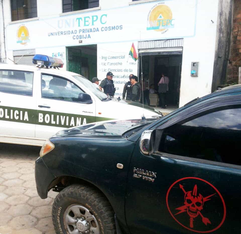 Policiais em frente à faculdade