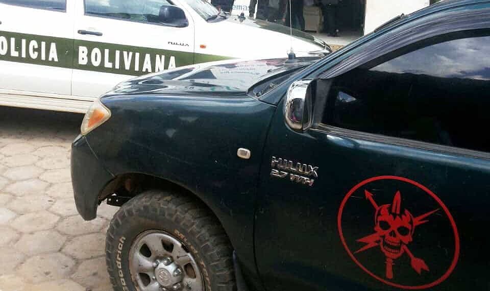 Policiais em frente à faculdade