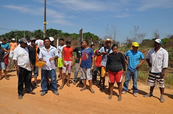 Invasores de área de terra são retirados pela polícia