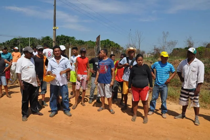 Invasores de área de terra são retirados pela polícia