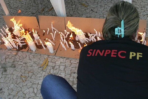 Indignados com o descaso do poder público, servidores federais realizam mais uma manifestação