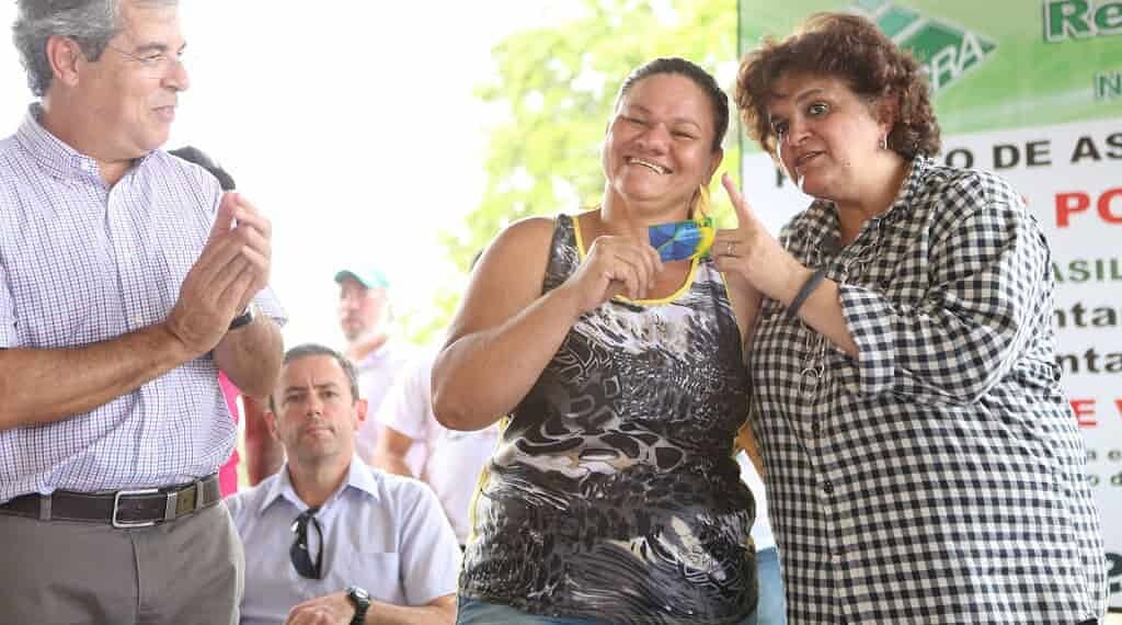 Ministra e senador durante solenidade em Brasileia