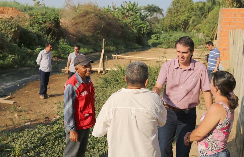 Moradora mostra o que ainda precisa ser feito para uma vida de qualidade; ao lado moradores com Alexandre