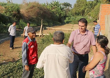 Moradora mostra o que ainda precisa ser feito para uma vida de qualidade; ao lado moradores com Alexandre