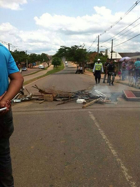 Moradores bloqueiam ponte do Bairro da Paz, em protesto
