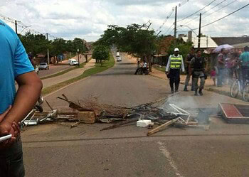 Moradores bloqueiam ponte do Bairro da Paz, em protesto