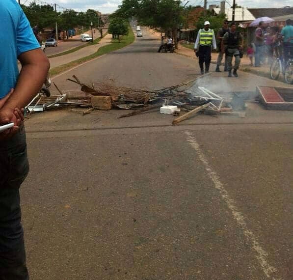 Moradores bloqueiam ponte do Bairro da Paz, em protesto