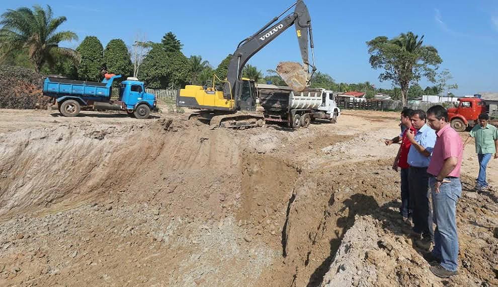Obras de drenagem e complementos à duplicação da Estrada da Sobral seguem em ritmo acelerado 1 Prefeito Marcus Alexandre e equipe inspecionam serviços