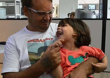 Pequeno Benjamin Prince Paulino de Souza e seu pai