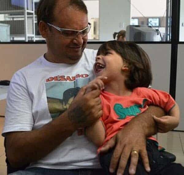 Pequeno Benjamin Prince Paulino de Souza e seu pai