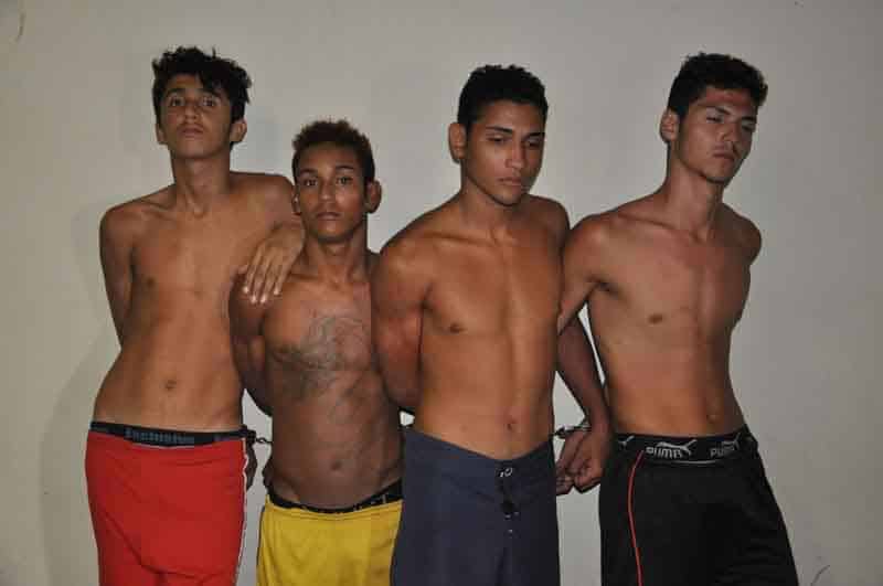 Homens foram presos com 8 munições e 3 facas
