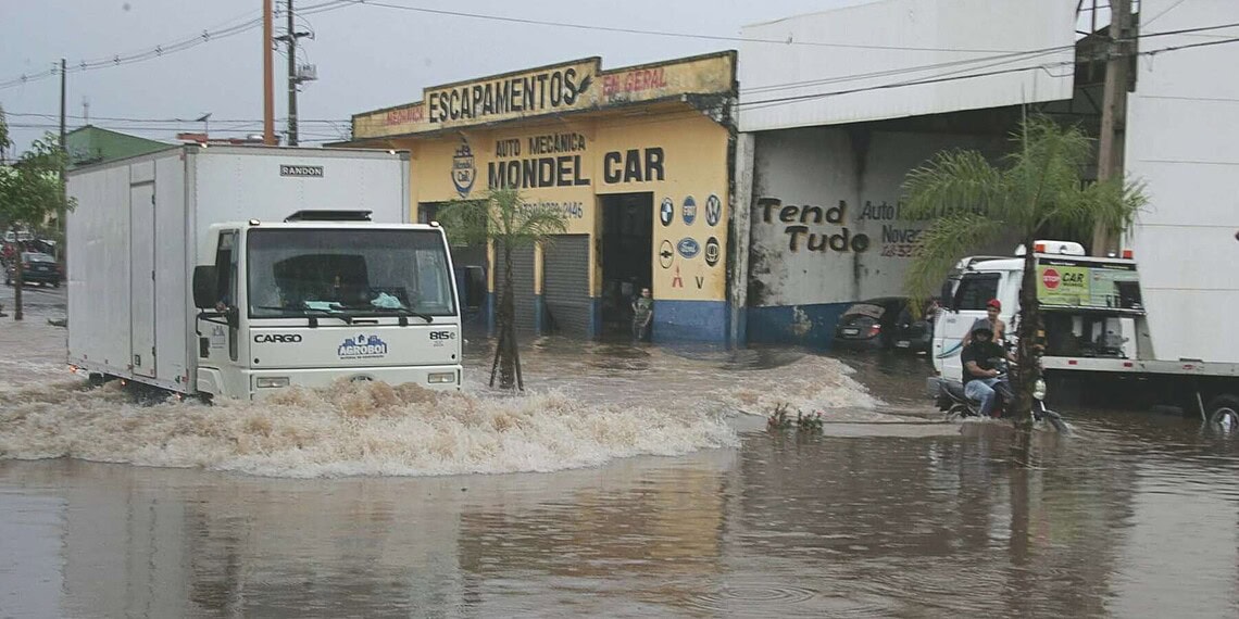 Avenida Antônio da Rocha Viana ficou inundada