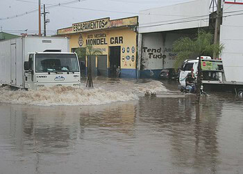 Avenida Antônio da Rocha Viana ficou inundada