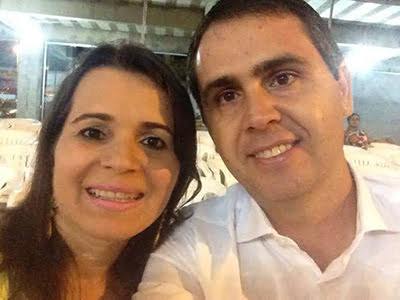 DO FACEBOOK – A foto garimpada do facebook do prefeito Marcus Alexandre traz uma declaração de amor à sua esposa: “Faço aqui uma pequena pausa na correria do dia a dia para dizer o quanto amo minha esposa, companheira e amiga de todas as horas. As responsabilidades e os compromissos com o trabalho nos distancia quase o dia inteiro, inclusive nos finais de semana, mas tenho certeza que qualquer jornada ou desafio somente valerá se enfrentarmos juntos, como fazemos agora, nesta fase tão especial de nossas vidas. Gicélia, te amo muito!!!”