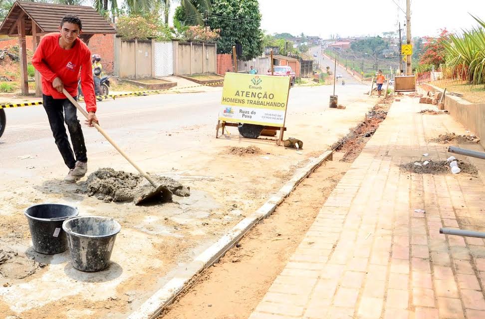 Estudantes caminham por calçada em construção na periferia