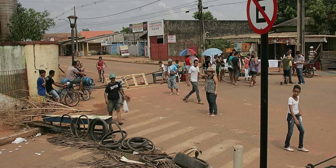 Moradores fecharam as ruas com pneus e entulhos