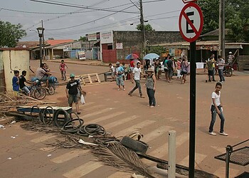 Moradores fecharam as ruas com pneus e entulhos