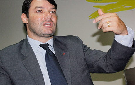 Candidato questiona atuação de parlamentares federais