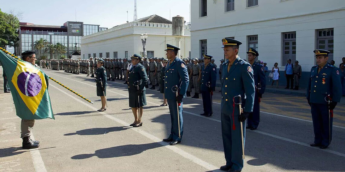 Foram 99 policiais militares e 26 bombeiros que receberam as promoções