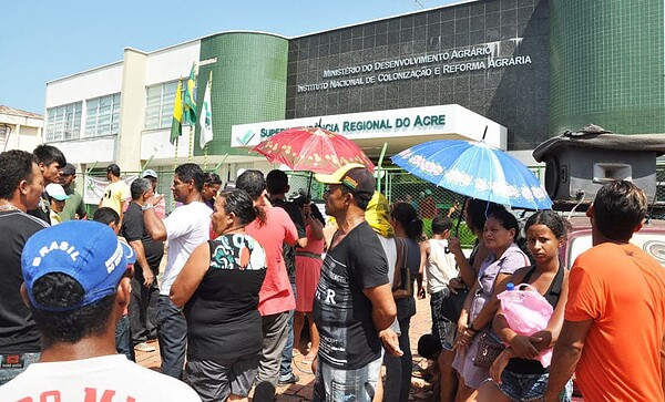 Sem-terras fecham rua e fazem manifestação em frente à sede do Incra