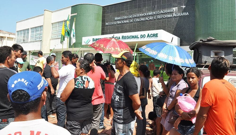 Sem-terras fecham rua e fazem manifestação em frente à sede do Incra