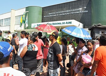 Sem-terras fecham rua e fazem manifestação em frente à sede do Incra