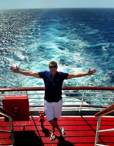 Nutrição e Saúde 1 O fotógrafo Célio Said navegando pelo mar do Caribe a bordo de um dos transatlânticos da Royal Caribbean. Já em contagem regressiva, o fotógrafo de estrelas e mega projetos artísticos, em breve, cumprirá temporada nas terras de Galvez, para a edição do livro “ACRE JET SET”, eternizando todo o glamour e bom gosto das socialites acreanas.