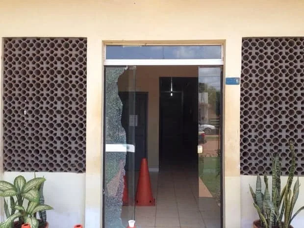 Motoqueiro dispara tiro de escopeta contra delegacia em Acrelândia