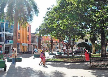 Brasileiros vivem dilema de estudar num país caótico e dividido etnicamente