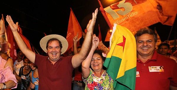 Tião caminhada com o povo em Capixaba e se reúne com apoiadores na Capital