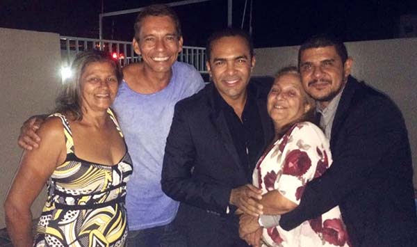 Grande estrela da noite, a advogada Alzira Maia comemorando aniversário com os amigos Luiz Thedooro, Maria José, Rizomar Araújo e Moisés Alencastro na área de lazer do condomínio Portal da Amazônia. Parabéns querida!