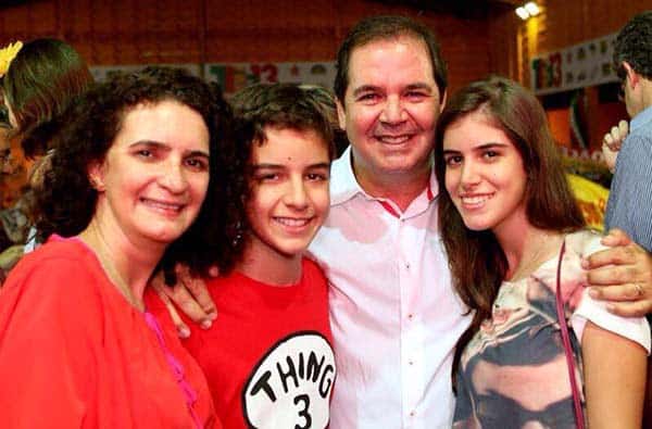  Governador Tião Viana com a esposa Marlúcia Cândida e os filhos Virgílio e Mariá Viana. Ele lidera todas as pesquisas para comandar pela segunda vez os destinos do Acre. Sorte pra ele!