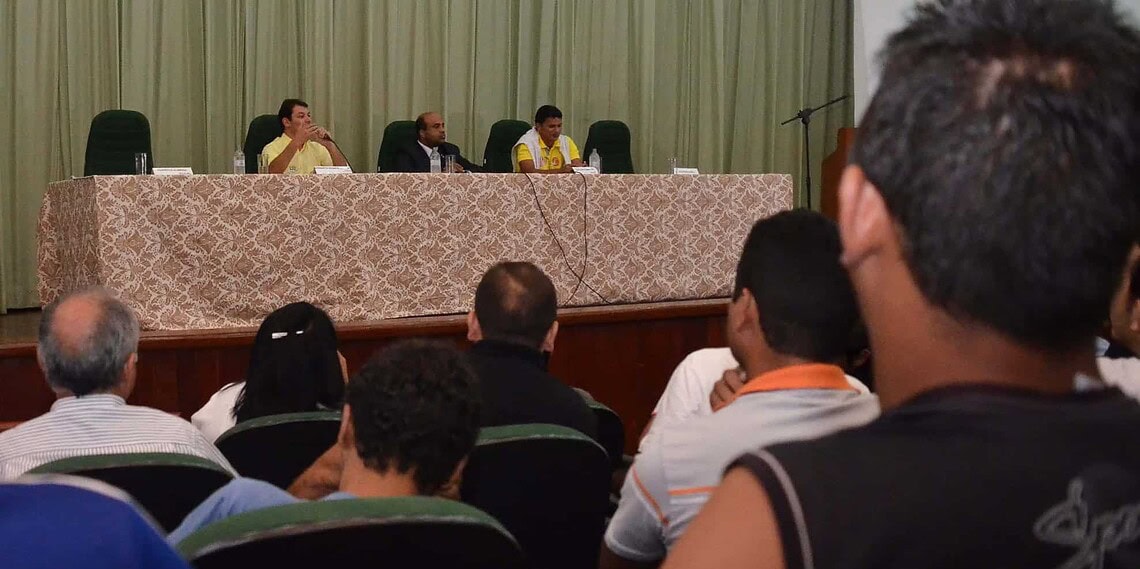 Roberto propôs o fim do voto obrigatório durante debate