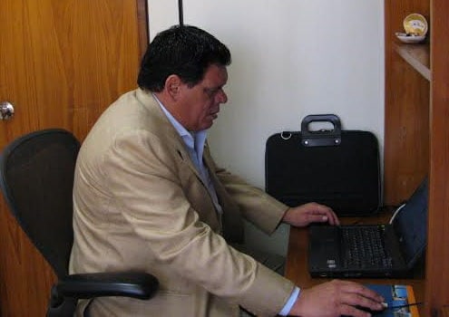 Pequenas farmácias devem ter funcionamento flexibilizado, afirma Flaviano Melo 2 Flaviano Melo é favorável à medida que isenta pequenas farmácia da presença de um farmacêutico