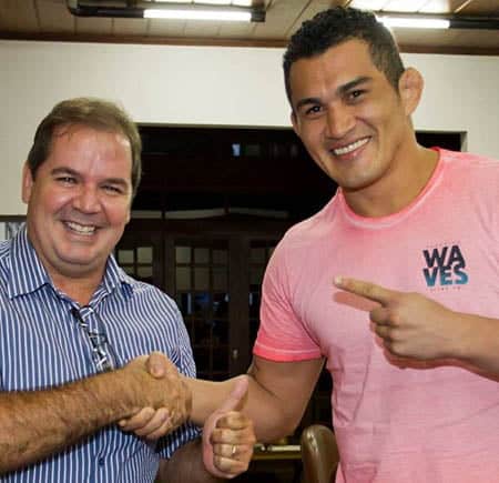 BOM DIA 2 ENCONTRO - Amante do MMA, governador Tião Viana não perdeu a oportunidade de registrar o encontro com o nosso lutador Bodão (que também é fã de Tião!)
